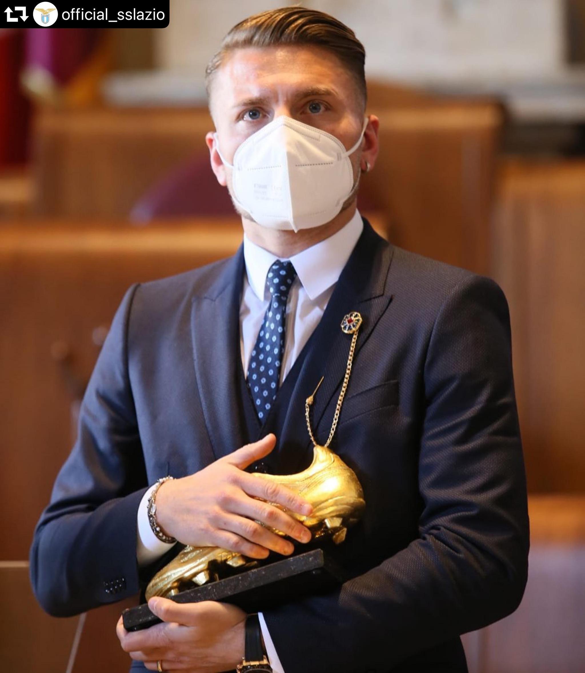 LIVE CAMPIDOGLIO – Immobile riceve la Scarpa d’Oro: “E’ il premio di tutti, nessun uomo è un’isola”. Raggi: “Orgoglio di Roma”, Lotito: “Il nostro vanto, nel cuore di tutti” (VIDEO e AUDIO)