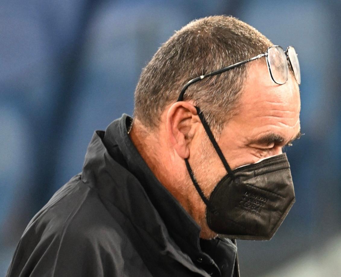 Sarri lascia la scena ai suoi ragazzi: i festeggiamenti (sobri) del tecnico