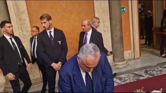 Napolitano, Lazio multata per cori durante il minuto di silenzio. Intanto Lotito e una delegazione alla camera ardente