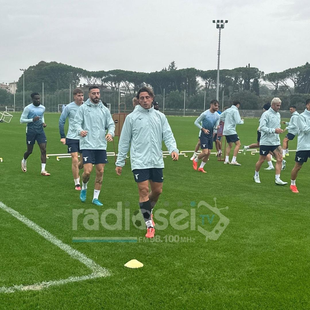 ‘QUELLI CHE…’ – Terzini Lazio, Cardone: “Pellegrini, evidentemente atteggiamenti non piaciuti. Tavares e Lazzari verso il rientro in gruppo” (AUDIO)