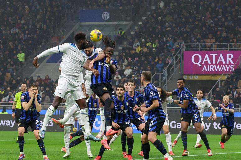 La Lazio gioca ma spara a salve: Arnautovic e Calhanoglu portano l’Inter in semifinale. Ma Fabbri ed il VAR…