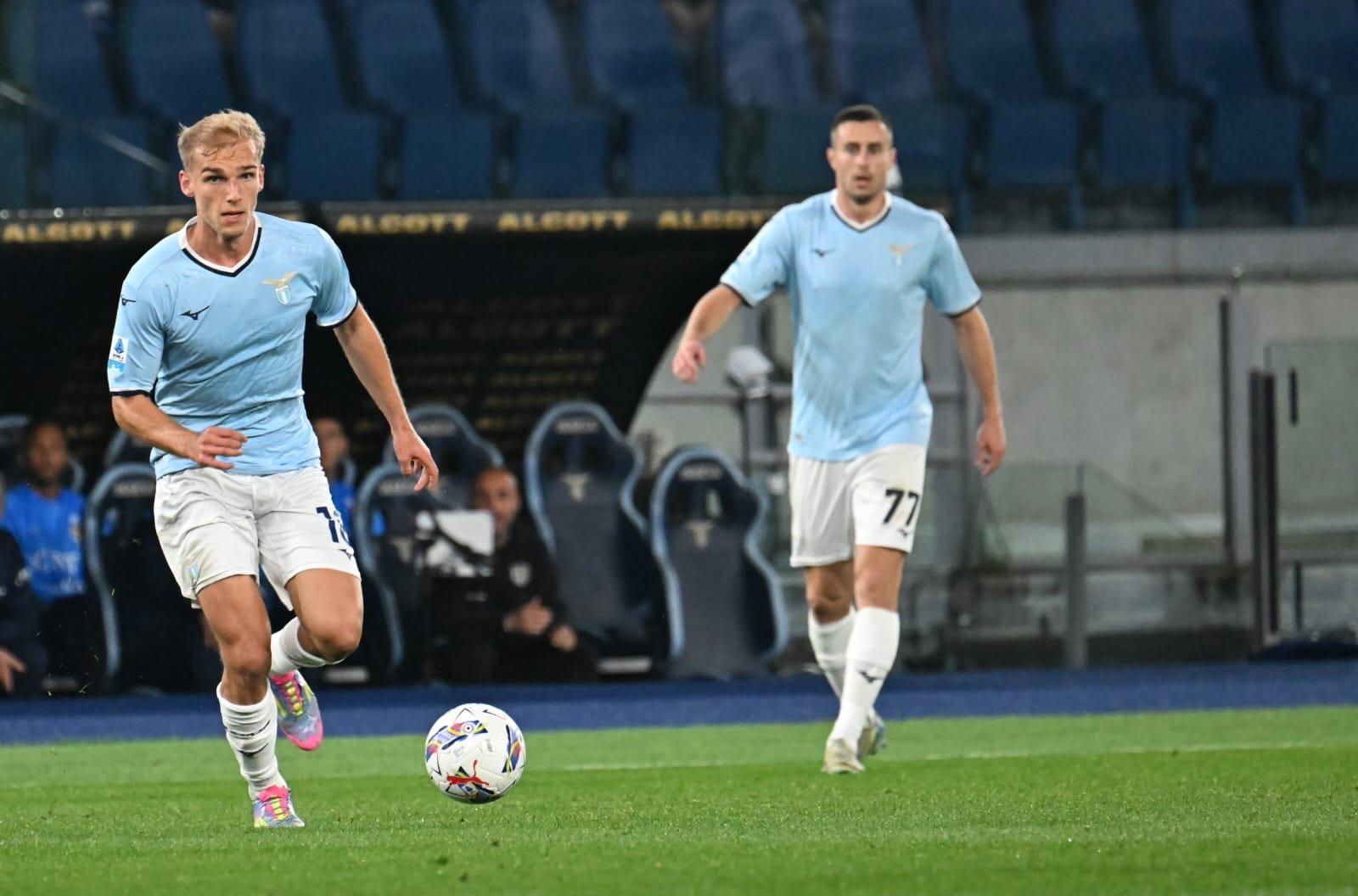 Lazio, difesa al test di impatto contro il Napoli: Marusic a sinistra per Neres?