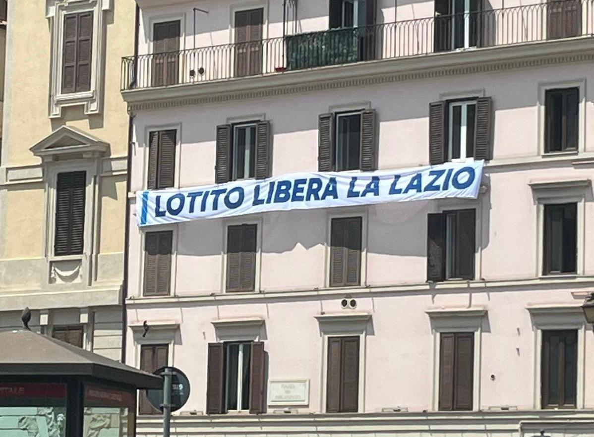 Lazio, Lotito sullo striscione di contestazione in Piazza Montecitorio: “Gesto strumentale”
