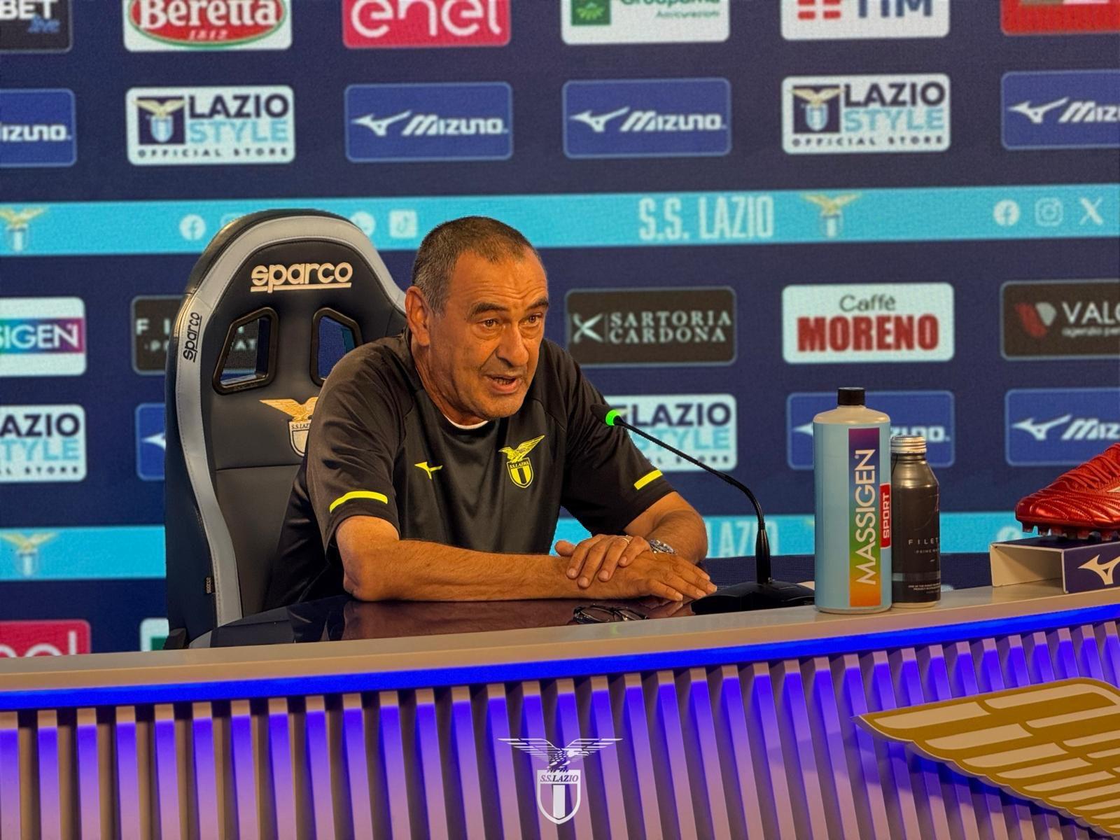 Lazio, Sarri: “Rischio superficialità. Nazionali spariti, Vecino out, problema Rovella sottovalutato. Gennaio? Il club si dice sereno, ma…” (AUDIO)