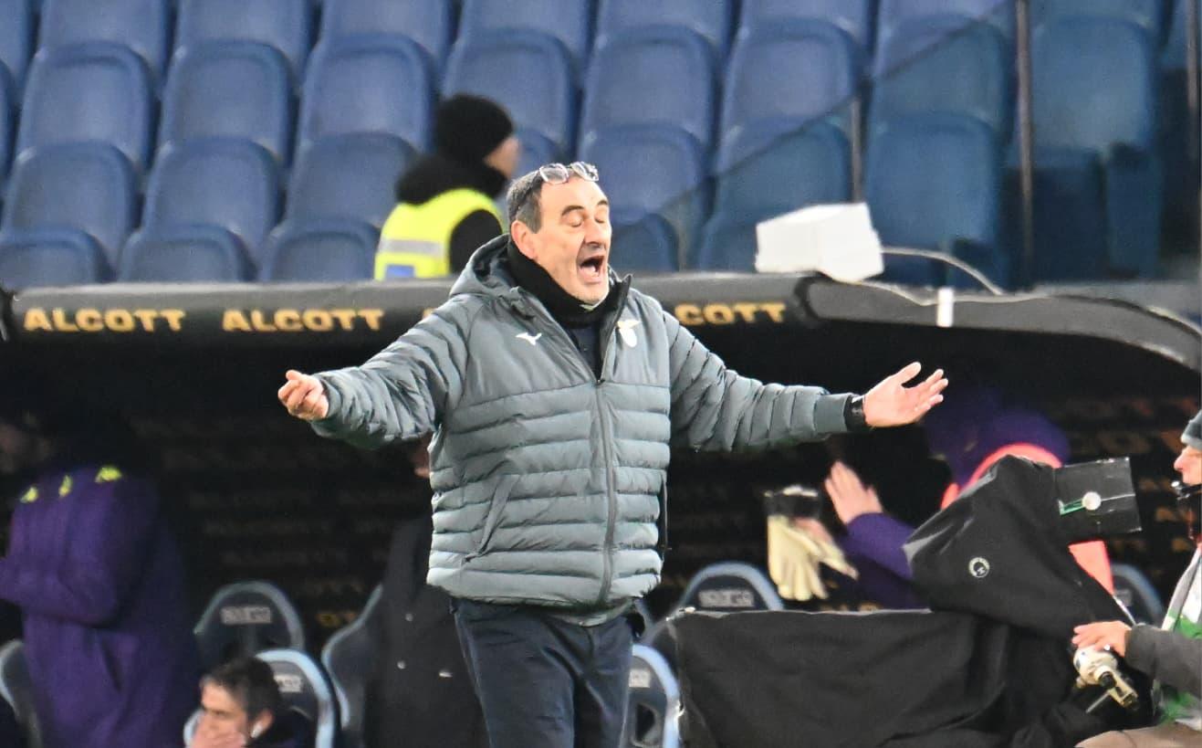 Lazio, conferenza Sarri: “Caratteristiche acquisti? Alcuni non si avvicinano alle mie richieste. Ratkov? Non siamo costruiti per i cross” (AUDIO)