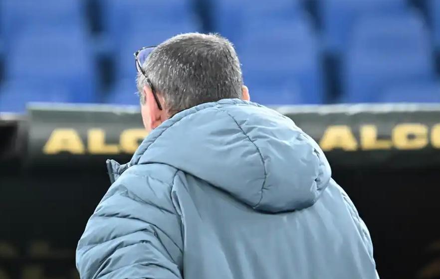 Lazio punto e a capo, Sarri in trincea: “Combattiamo soli contro tutto”. Intanto Lotito risponde al telefono…