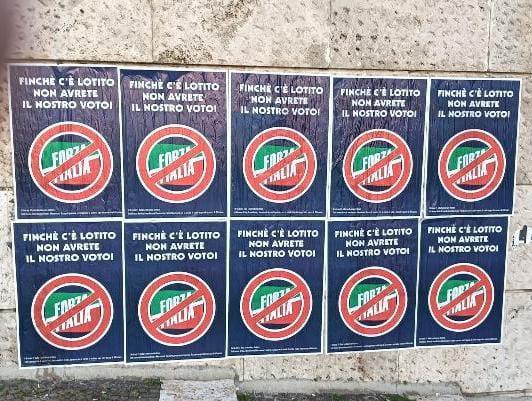 Lazio, continua la protesta contro Lotito e si allarga alla politica: manifesti contro il presidente – FOTO