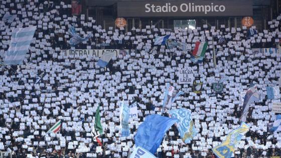 Dal pienone al vuoto, 12 anni dopo Lazio-Sassuolo è sempre contestazione