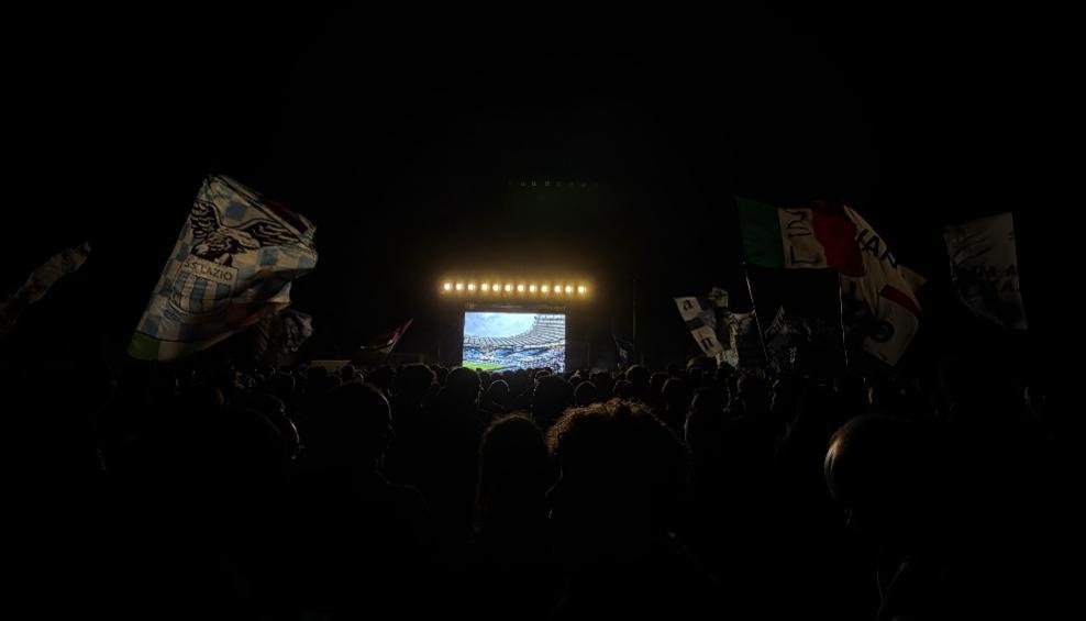 Lazio, bolgia biancoceleste a Tor di Quinto: in 15mila a sostenere la squadra a distanza