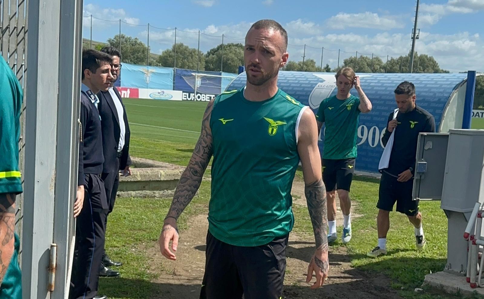 Lazio, doppia mossa Sassuolo: il sostituto di Pinamonti e Belgahli. Lazzari più lontano