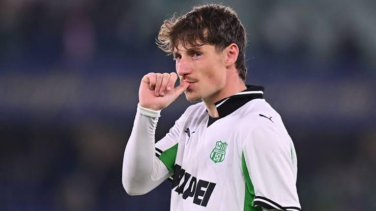 Lazio, attesa per l’ok della Lega all’affare Pinamonti: poi le firme e lo scambio dei documenti con il Sassuolo