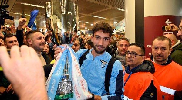 Fiumicino, è un bagno di folla: 1000 tifosi abbracciano la Lazio (e la Coppa) – VIDEO