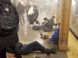 Attentato a New York: spari nella metropolitana a Brooklyn, almeno 16 feriti. In fuga l’attentatore
