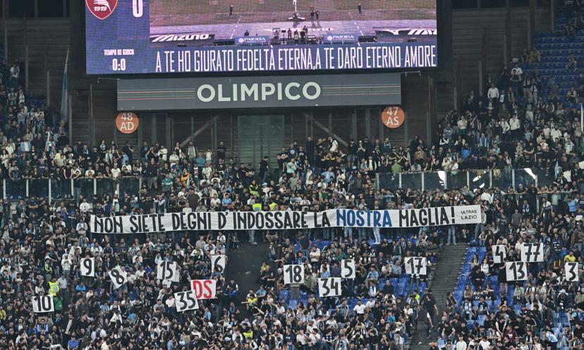 Lazio-Salernitana, dura contestazione della Nord: “Non siete degni di indossare la nostra maglia”