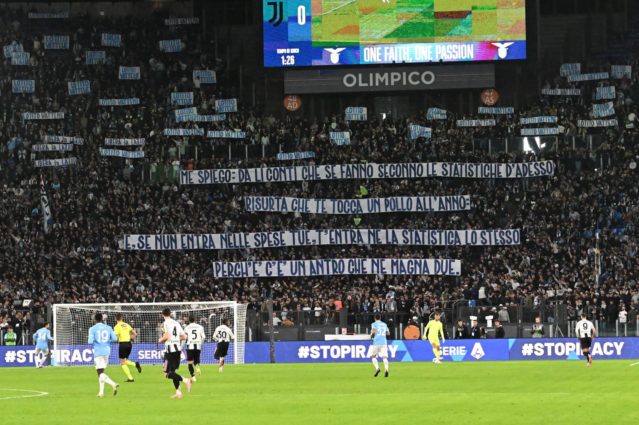 Lazio, Lotito direttore d’orchestra sulla contestazione: il gesto virale sui social